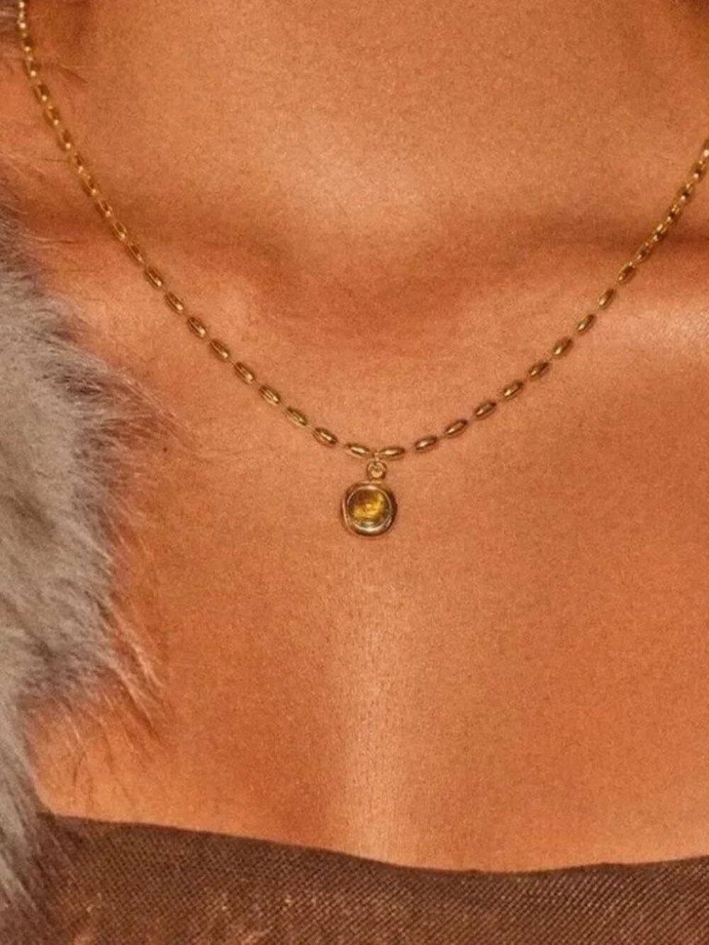 Elegant Gold Pendant Necklace R132
